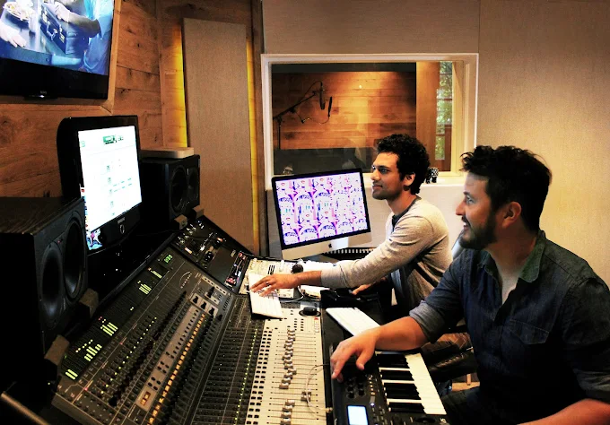 Recording Studio in Los Angeles, CA working with audio engineering students to record music